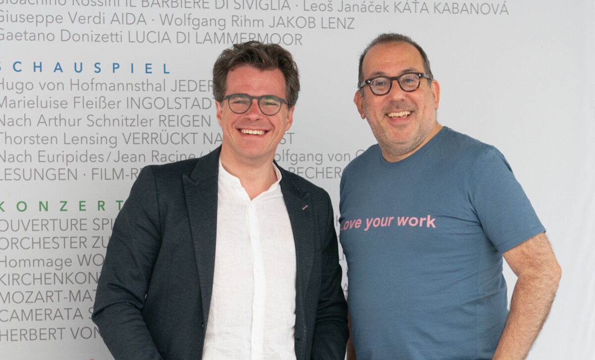 Jakub Hrůša provede s Vídeňskými filharmoniky operu Káťa Kabanová na Salcburském festivalu